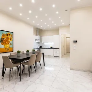 Spacious 2 Bedroom Nearby Center וינה